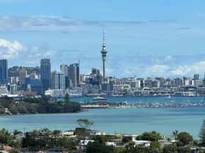 1br apt near Takapuna Beach with Ocean View